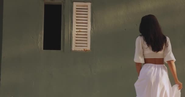 Táncoló nő elegáns nyári ruha szabadban ellen ház háttér — Stock videók