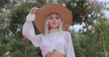 Romantik Bahar Kıyafetinde Moda Sarışın Kadın Parkta. Doğanın Dışında Kadın Güzellik Portresi.