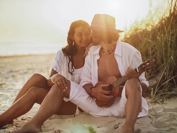 Paar in liefde Gitaar spelen en rusten op het strand — Stockfoto