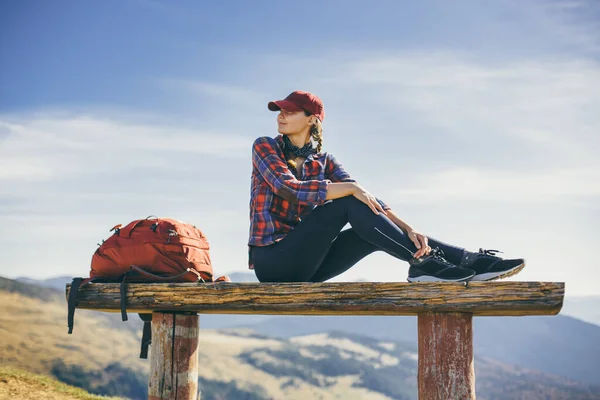 Женщина-туристка отдыхает на вершине горы — стоковое фото