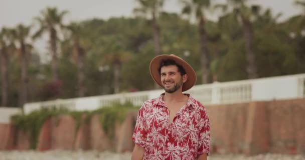 Happy Beach Man com as mãos levantadas ao ar livre contra palmeiras no fundo durante as férias de verão — Vídeo de Stock