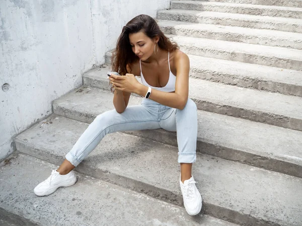 Žena na schodech v City Street Venku — Stock fotografie