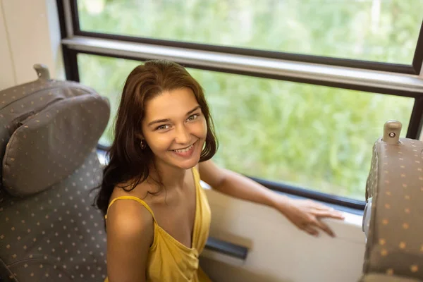 Путешествие и исследование веселой туристической женщины на поезде Шри-Ланки к знаменитым достопримечательностям страны — стоковое фото