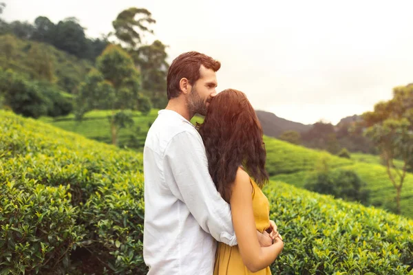 一对浪漫的情侣情投意合地站在大自然的背景茶种植园里 在Nuwara Eliya茶园附近 年轻的黑人妇女和男子面对着完美的自然背景 — 图库照片