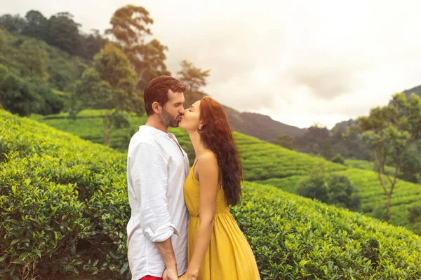 Romantica Coppia Viaggiatori Innamorati Baciarsi Contro Natura Piantagioni Sfondo Paesaggio — Foto Stock