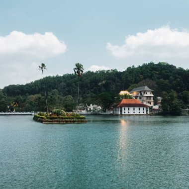 Kandy Gölü ve Tapınağı 'nın Skyline hava aracı görüntüsü Sri Lanka' daki Kandy şehrinin kalbinde çarpıcı bir yer. Ünlü tarihi ve Budizm simgesi Sri Dalada Maligawa, Tapınağın Kutsal Diş Kalıntısı