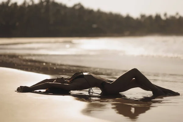 Seductive Bikini Beach Vacation Woman Laying Beach Freedom Feeling Enjoying — Foto Stock