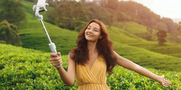 Selfie Smartphone Traveler Woman Her Travel Vacation Famous Nature Landmark — Φωτογραφία Αρχείου