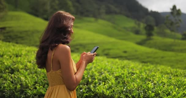 Romantic Vlogger Traveler Woman Sharing Photos Videos Mobile Phone App — 图库视频影像