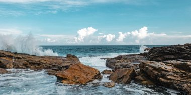 Amerika Birleşik Devletleri, San Diego, Kaliforniya 'daki Torrey Pines Beach yürüyüşünün kumtaşı kayalıklarından Pasifik Okyanusu manzarası. Yüksek kalite fotoğraf