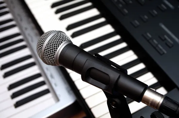 Microfone e teclados de piano — Fotografia de Stock
