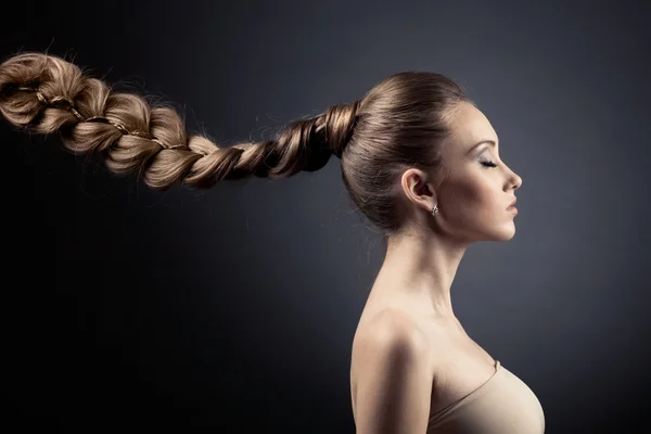 Hermoso retrato de mujer. Cabello largo marrón Imágenes de stock libres de derechos