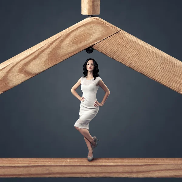 Concepto de compras. Mujer y una percha de madera contra Gray Studio Ba —  Fotos de Stock