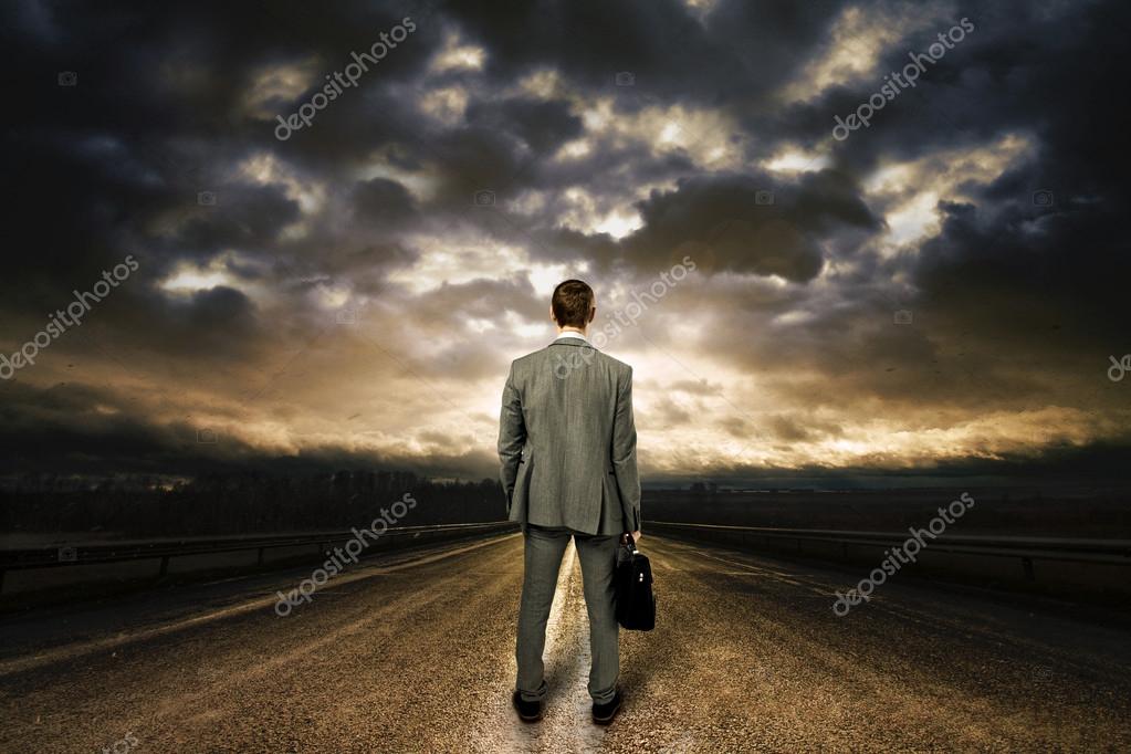 красивая дорога. дорога к небу. одиночество дорога. фотосессия на дороге. уходящий вдаль.