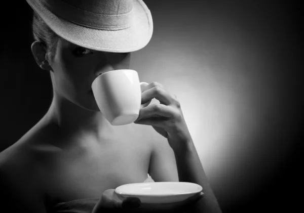 Hermosa mujer bebiendo café. Espacio para texto —  Fotos de Stock