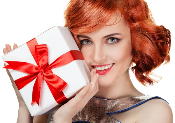 Gelukkig jonge vrouw met een cadeau. geïsoleerd over Wit — Stockfoto