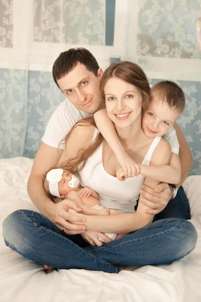 Une jeune famille à la maison — Photo