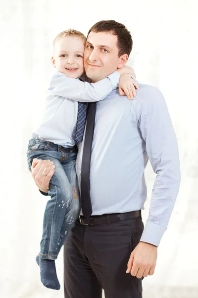 Portret van een gelukkig vader en zoon samen - binnen — Stockfoto
