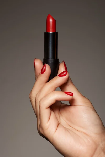 女性の手保有物赤い口紅 — ストック写真
