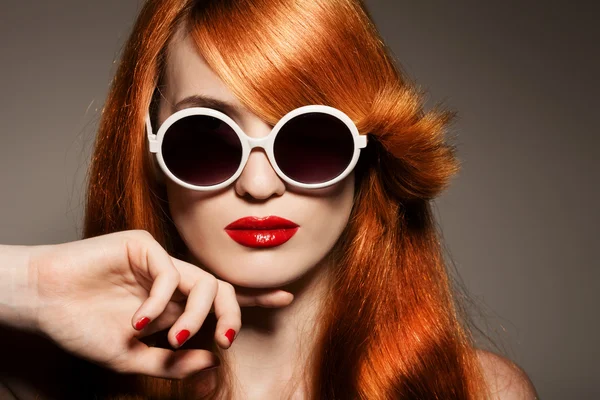 Güzel bir kadın ile parlak bir makyaj ve güneş gözlüğü — Stok fotoğraf