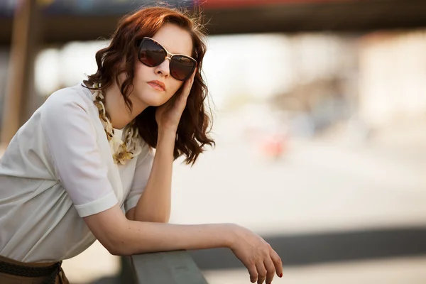 Modelo de moda con gafas de sol al aire libre primer plano retrato —  Fotos de Stock