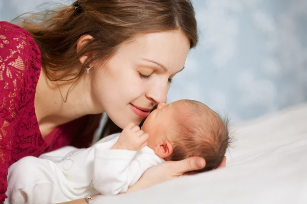 Imagen de la madre feliz con el bebé en el dormitorio —  Fotos de Stock