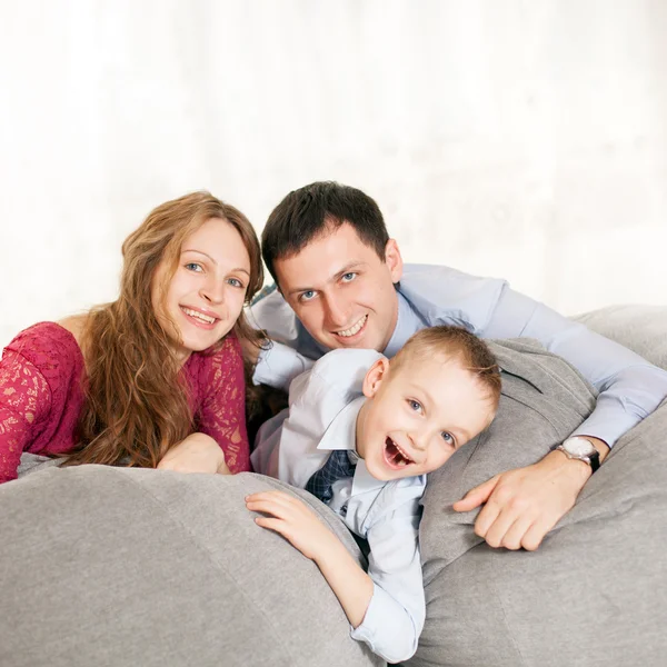 Een jonge familie thuis — Stockfoto