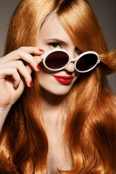 Güzel bir kadın ile parlak bir makyaj ve güneş gözlüğü — Stok fotoğraf