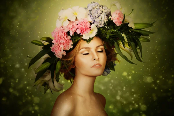 Elegancia mujer de hadas en corona de flores —  Fotos de Stock