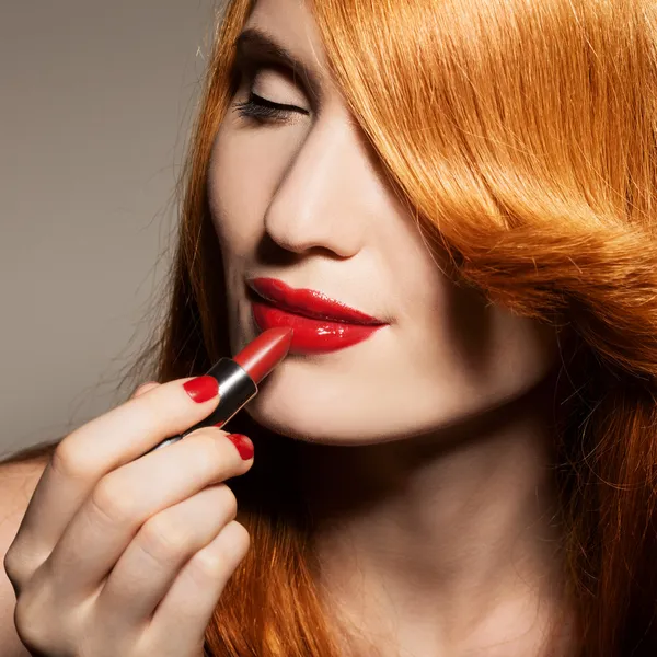 Close-up portret van mooie vrouw met rode lippenstift — Stockfoto