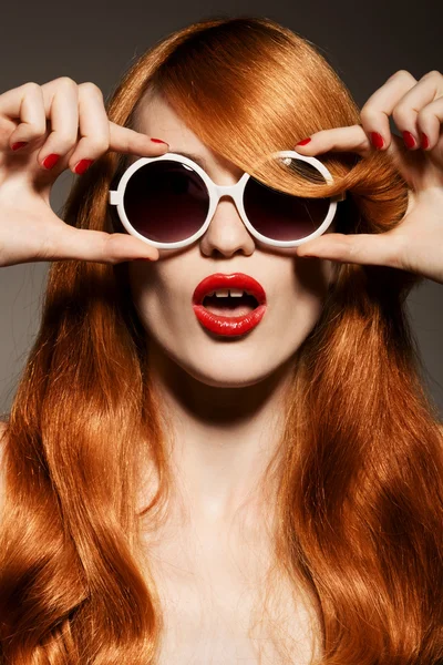 Beautiful woman with bright make-up and sunglasses — ストック写真