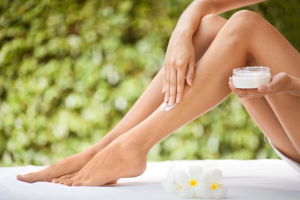 Beautiful Woman Legs And Cream. — Stock Photo, Image