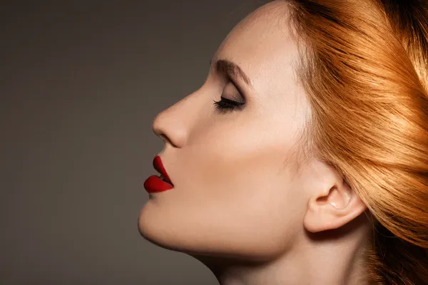 Retrato de mulher bonita com maquiagem brilhante — Fotografia de Stock