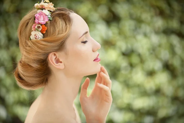 Bella giovane donna con fiori corona in capelli su gre naturale — Foto Stock