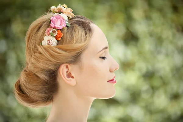 Mulher jovem bonita com flores grinalda no cabelo em gre natural — Fotografia de Stock