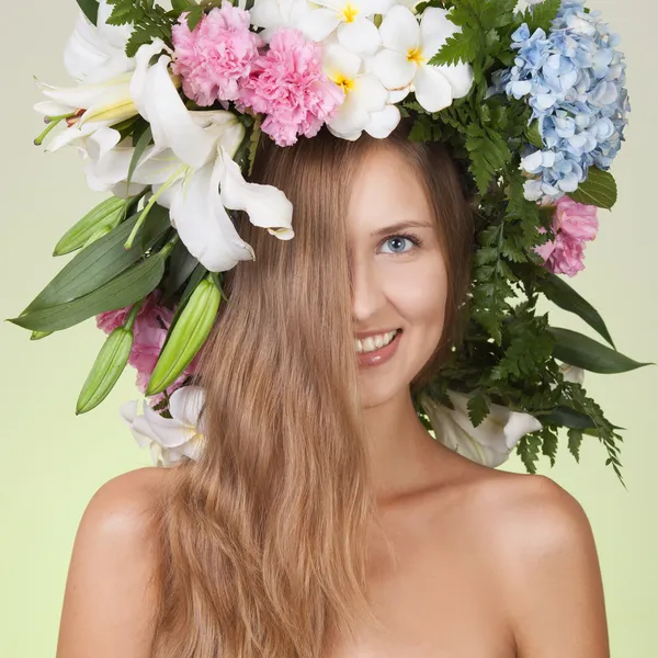 Schoonheid vrouw portret met krans van bloemen op hoofd — Stockfoto