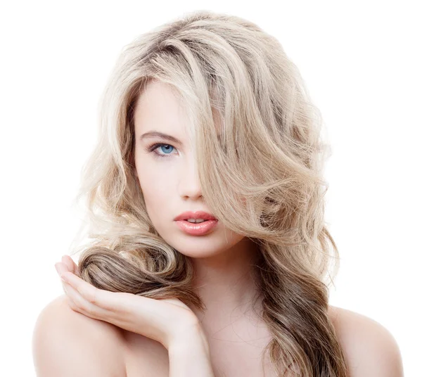 Gyönyörű szőke lány. egészséges hosszú göndör haj. — Stock Fotó
