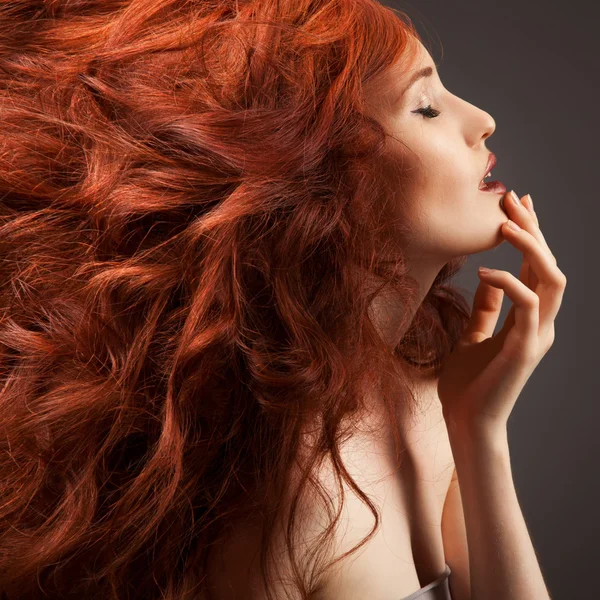 Mulher bonita com penteado encaracolado contra fundo cinza — Fotografia de Stock