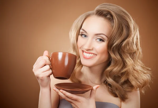 Stijlvolle vrouw met een heerlijk geurende koffie in handen — Stockfoto