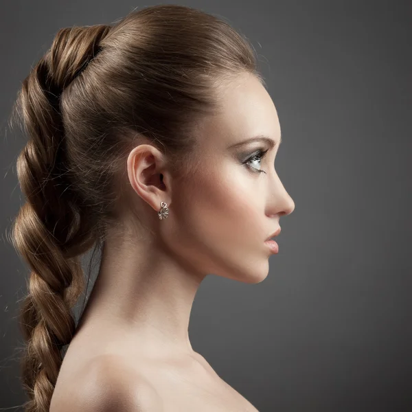 Schönes Frauenporträt. lange braune Haare — Stockfoto