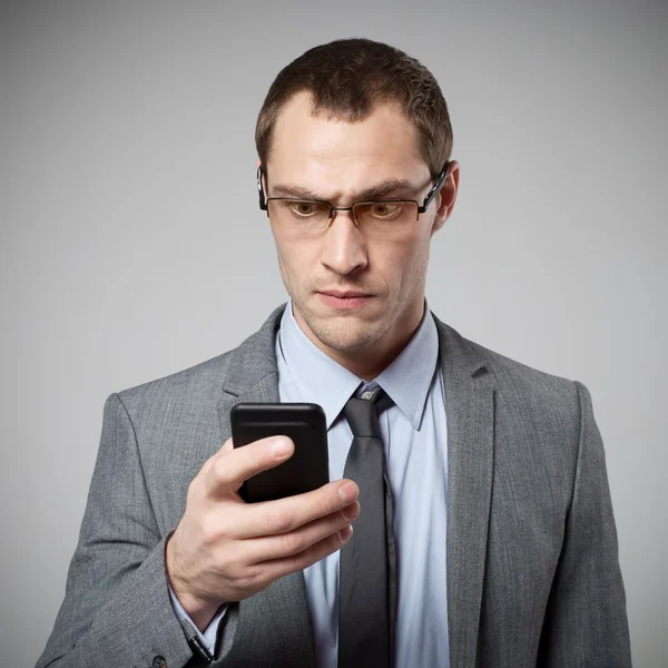 Muž pomocí mobilního telefonu — Stock fotografie