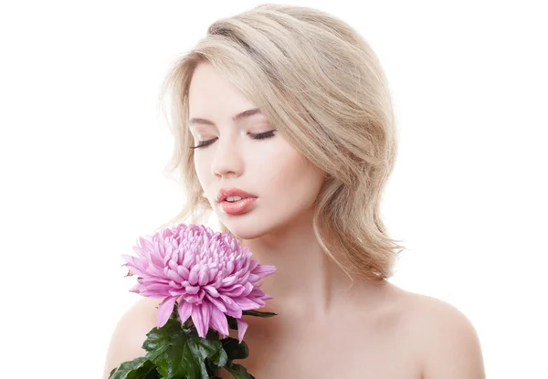 Mooie vrouw bedrijf roze chrysant — Stockfoto