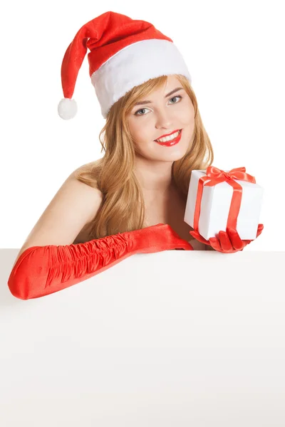 Jovem feliz xmas mulher com um presente — Fotografia de Stock