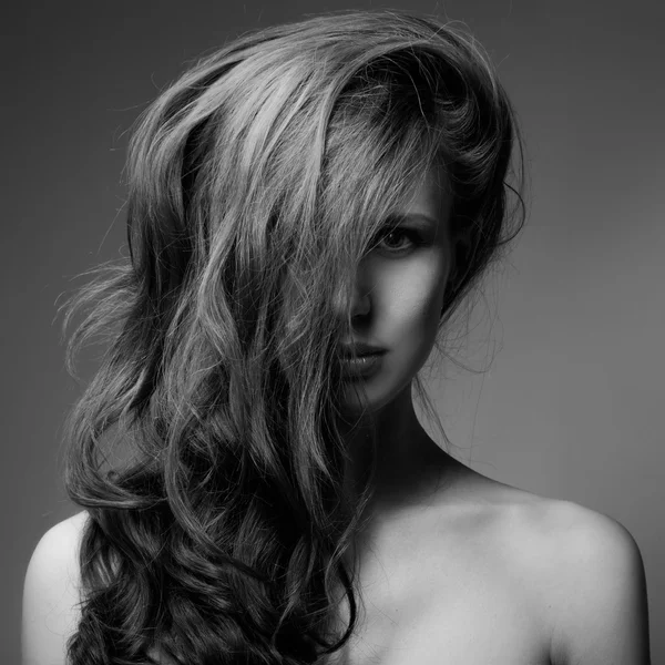 Retrato de moda de mujer hermosa. Cabello largo rizado. Imagen de BW — Foto de Stock