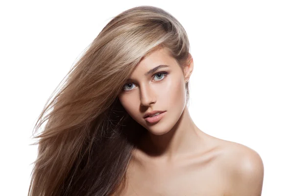 Schöne blonde Mädchen. gesunde lange Haare. weißer Hintergrund — Stockfoto