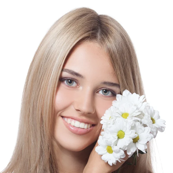 Jovem feliz bonita com flores — Fotografia de Stock