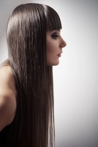 Uzun düz saçları güzel esmer bir kadın portresi — Stok fotoğraf