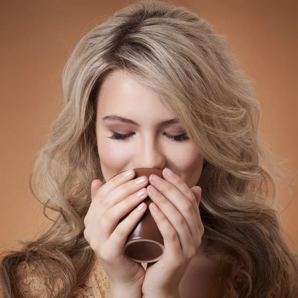 Young pretty woman drinking coffee — Stock Photo, Image