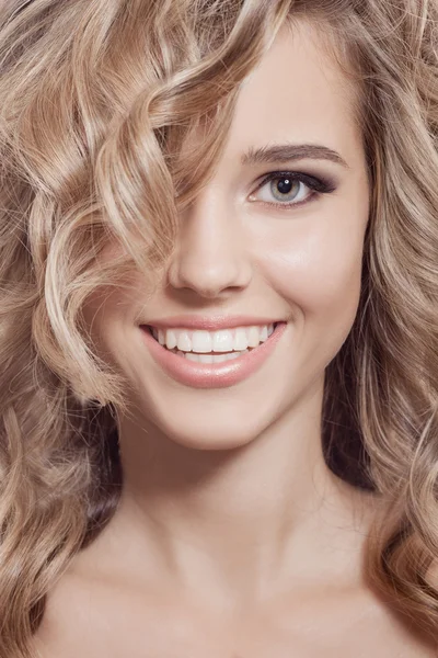 Belle femme souriante. Cheveux bouclés longs et sains — Photo