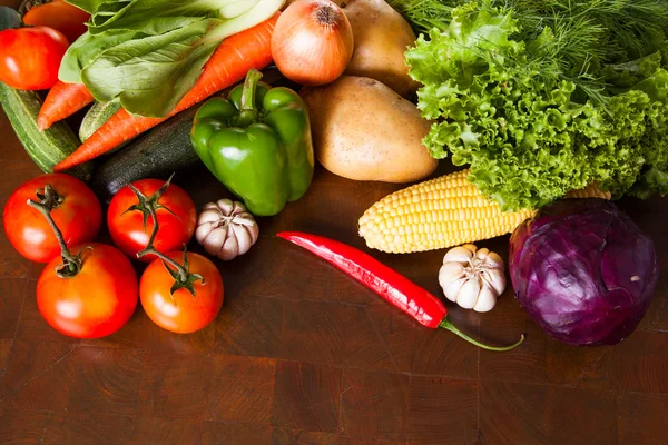 Légumes sains sur une table en bois — Photo